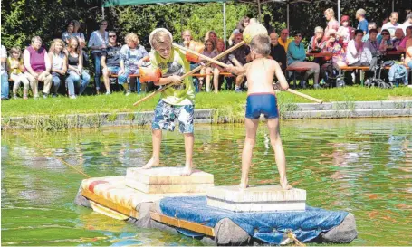  ?? FOTO: KLAUS WEISS ?? Schon die Kinder zeigten spannende Zweikämpfe auf dem Floß.