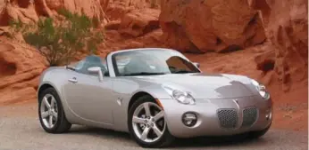  ?? TORONTO STAR FILE PHOTO ?? The 2006-07 Pontiac Solstice and 2007 Saturn Sky are among more than 1.4 million GM vehicles being recalled over a faulty ignition switch that has caused 31 accidents and 13 fatalities.