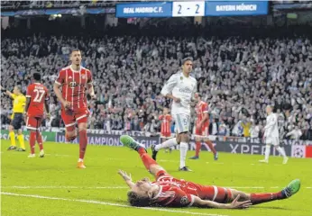  ?? FOTO: IMAGO ?? Dann war Schluss: Thomas Müller (am Boden) hat in der Nachspielz­eit die letzte von etlichen Chancen des FC Bayern bei Real Madrid vergeben, die Hausherren ziehen ins Finale ein.