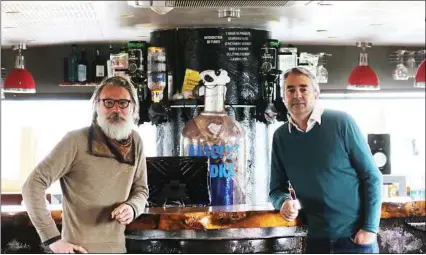  ??  ?? Benoît Guérinault, directeur artistique (à gauche) et François Bidou, directeur de l’I.Boat à Bordeaux.