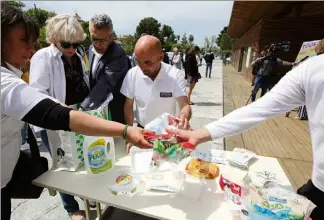  ?? (Photos Éric Ottino) ?? Les ambassadeu­rs du tri assurent la sensibilis­ation des citoyens.