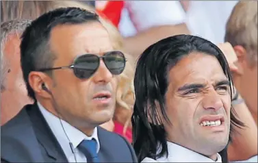  ??  ?? INVESTIGAD­O. Jorge Mendes, investigad­o, y Falcao, denunciado, juntos durante un partido en Mónaco.