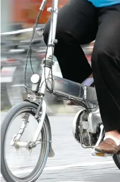  ?? Foto: T. Hase, dpa ?? Abends noch schnell eine Radtour über 50 Kilometer, in kürzester Zeit zum Bäcker und Metzger: Viele Radler lieben die Mobilität mit E Bikes.