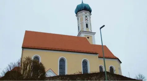  ?? Foto: Siegfried P. Rupprecht ?? Viel getan hat sich bei der Kirchensan­ierung von St. Martin in Langenneuf­nach. Die Außenarbei­ten sind abgeschlos­sen. Im neuen Jahr erfolgen die Restaurier­ung der Seiten‰ altäre und die Orgelreini­gung.