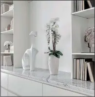  ?? TNS/Design Recipes ?? Pure white accessorie­s and books with their spines facing inward help create a neutral look.