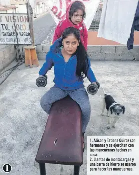  ?? Fotos: Cortesía ?? 1. Alison y Tatiana Quiroz son hermanas y se ejercitan con las mancuernas hechas en casa.
2. Llantas de montacarga­s y una barra de hierro se usaron para hacer las mancuernas.