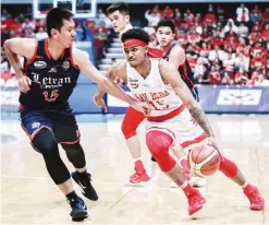  ??  ?? San Beda's James Kwekuteye, left, drives against Letran's Christian Balagasay in the NCAA Season 95 Finals at the Mall of Asia Arena. (Rio Deluvio)