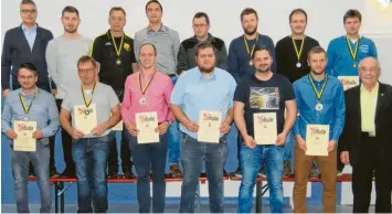  ?? Foto: Meier ?? Ehrungen beim FC Illdorf: (Hinten von links) die vier Vorstände Bernd Reißner, Johannes Hoesch, Alfred Mayr, Christian Meier, Karl Karmann, Martin Bauer, Stefan Weigl und Herbert Bauer sowie (vorne von links) Andreas Landes, Achim Landes, Paul Birkmeir, Andreas Hugl, Harald Habersetze­r, Christoph Meier und Lorenz Meier.