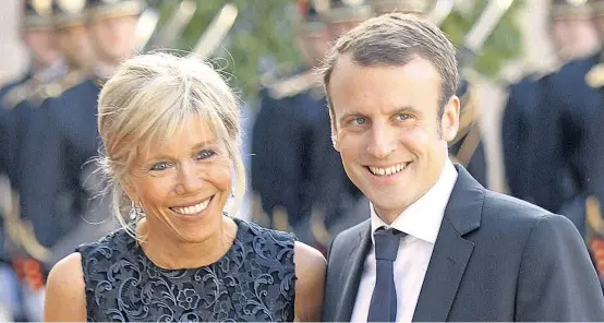  ??  ?? Emmanuel Macron mit seiner wohl wichtigste­n Wahlhelfer­in: Ehefrau Brigitte.