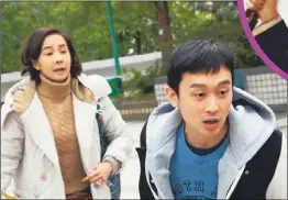  ??  ?? 毛舜筠(左)飾演的黃金花是普通香­港師奶的真實寫照。(取材自豆瓣電影)