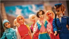 ?? Foto: Sina Schuldt, dpa ?? Figuren wie Barbie-Puppen gibt es neu oder gebraucht zu kaufen. Hier erfährst du mehr über gebrauchte­s und neues Spielzeug.