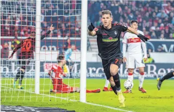  ?? FOTO: IMAGO ?? Freiburgs Florian Niederlech­ner jubelt nach seinem Treffer zum 2:2. Der VfB am Boden.
