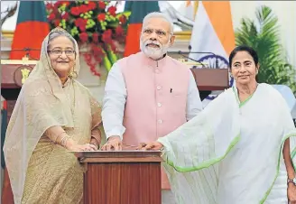  ?? HT FILE ?? (From left) Bangladesh­i Prime Minister Sheikh Hasina, Prime Minister Narendra Modi and West Bengal chief minister Mamata Banerjee at an event in New Delhi. Banerjee has opposed the Teesta watershari­ng agreement between the countries, fearful of...