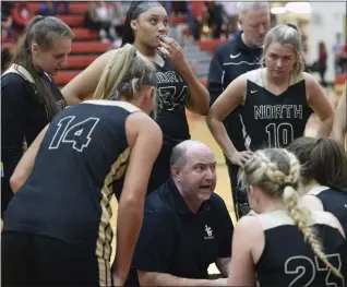  ?? DAVID DALTON — FOR MEDIANEWS GROUP ?? Coach Mark Carlson huddles with L’Anse Creuse North players during a MAC crossover game Friday.