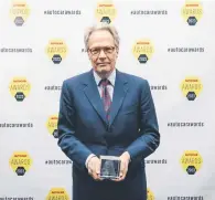  ?? ?? The Duke of Richmond receives the Issigonis Trophy at the Autocar Awards