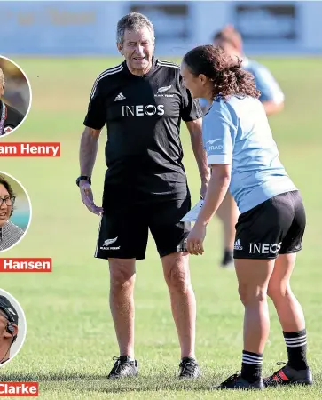  ?? PHOTOSPORT ?? Wesley Clarke
New coach Wayne Smith talks to Black Fern Les Elder at a training session yesterday.