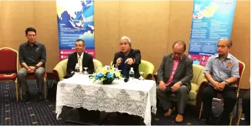  ??  ?? Awang Tengah (centre) at the press conference after officiatin­g at the briefing on NRDA to community leaders, representa­tives of NGOs, political leaders, government officers and members of the public in Limbang and Lawas.