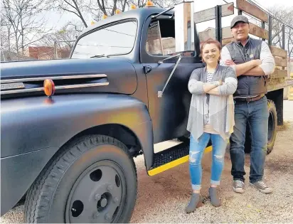  ?? CAROL FLYNN/DAILY SOUTHTOWN ?? Lindsay Landeen Summers, general manager, and John Brand, owner of Open Outcry Brewing Company in Chicago’s Morgan Park neighborho­od, stand with the restored 1948 Ford F5 Bonus Built truck that became part of the brewery last year.