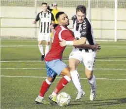  ?? JUAN F. ROCA ?? Amine y Javi Burriel, en un partido de esta temporada en el Marquina.