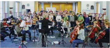  ?? FOTO: GYMNASIUM/HOSTER ?? Mit einer großen Probe bereitete das Gymnasium am Schloss sein Weihnachts­konzert vor.