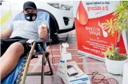  ?? CORTESíA ?? Un hombre dona sangre en su vivienda, mientras cumple con las medidas de biosegurid­ad.