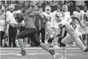  ?? Ronald Cortes/getty Images ?? Brenden Brady, left, and the Roadrunner­s are going for the program’s first unbeaten conference season.