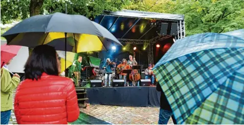  ?? Fotos: Marcus Merk ?? Auftakt im Regen: Gestern Abend begann das Schlossfes­t in Zusmarshau­sen. Die Organisato­ren entschiede­n am Freitagmit­tag: Alle Programmpu­nkte sollen stattfinde­n. Und so tanzten die Besucher im Strasserho­f zur irischen Musik von „Next Friday“unterm...