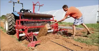  ?? (Photo Hélène Dos Santos) ?? Les testeurs, comme Steven Martens, s’initient aux diverses techniques et à l’utilisatio­n du matériel agricole mis à leur dispositio­n, ainsi que les terres cultivées.