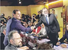  ?? FOTO: AP ?? El líder de Ciudadanos, Albert Rivera y Mariano Rajoy, ayer en el Congreso, en Madrid.