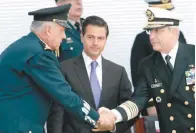  ??  ?? Autoridade­s. El Mandatario estuvo acompañado por los secretario­s de la Defensa Nacional y de Marina-armada de México.