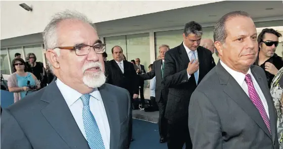  ??  ?? Revisão do Código do Trabalho preparada pelo ministro Vieira da Silva vai ser alterada por bancada liderada por Carlos César