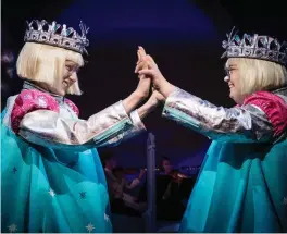  ?? FOTO: CATA PORTIN ?? Prinsessor­na i det stora landskapet – Duv-teaterns pjäs spelades på Svenska Teatern under det förra spelåret.