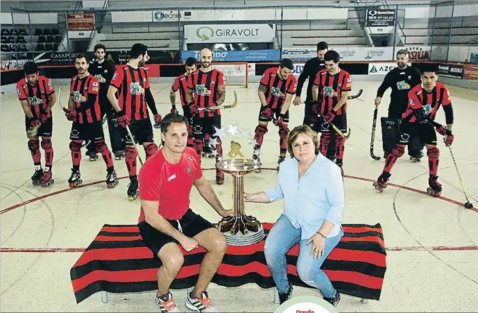  ?? VICENÇ LLURBA ?? Orgullo.
La presidenta, Mònica Balsells, y el entrenador, Enrico Mariotti, ayer junto a toda la plantilla en el Palau, con la Liga
Europea