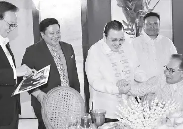  ?? ?? Malaysian Prime Minister Anwar Ibrahim greets his friend, former president Joseph Estrada who hosted a private dinner Wednesday night in honor of his visit to the Philippine­s. Also in photo are (standing, from left) Philippine Stock Exchange chairman Jose Pardo, Sen. Jinggoy Estrada and Air Force Col. Jude Estrada.