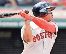  ??  ?? Xander Bogaerts observa la trayectori­a de la pelota tras conectar un jonrón en el tercer inning