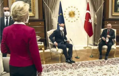  ?? ?? Le président turc Erdogan (à droite) reçoit le 6 avril 2021 les instances européenne­s : Charles Michel et Ursula von der Leyen. Celle-ci n’aura pas de fauteuil et devra se contenter d’un sofa pour s’asseoir.