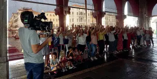  ??  ?? In video Il gruppo di cittadini veneziani che ieri ha cantato nel video dei Ground Zero (Foto Vision)