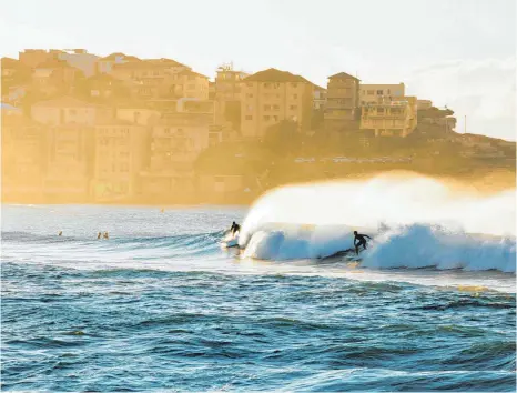  ?? FOTOS: DPA ?? Die perfekte Welle gibt es am Bondi Beach selten, trotzdem genießt der Strand nahe Sydney eine gewisse Berühmthei­t.