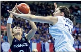  ?? (Photo EPA/MaxPPP) ?? Dumerc, pour son dernier match internatio­nal, et les Françaises viseront le titre ce soir contre l’Espagne.