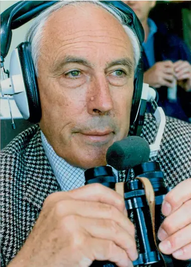  ?? JOHN HARGEST/STUFF ?? Iain Gallaway in 1992, after announcing his retirement from 40 years of commentati­ng on rugby and cricket.