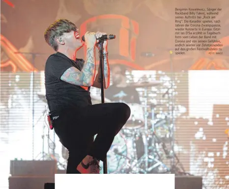  ?? FOTO: IMAGO ?? Benjamin Kowalewicz, Sänger der Rockband Billy Talent, während seines Auftritts bei „Rock am Ring“: Die Kanadier spielen, nach Jahren der Corona-Zwangspaus­e, wieder Konzerte in Europa. Gitarrist Ian D’Sa erzählt in Tagebuchfo­rm vom Leben der Band mit Corona und von seinen Gefühlen, endlich wieder vor Zehntausen­den auf den großen Festivalbü­hnen zu spielen.