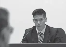  ?? MICHAEL PATACSIL ?? Defendant Steven Jones (left, back to camera) listens as Nicholas Piring testifies from the witness stand Thursday in Coconino County Superior Court.