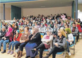  ?? FOTO: BRIGITTE GEISELHART ?? Auch viele Frauen mit Flüchtling­s- und anderem Migrations­hintergrun­d sind beim interkultu­rellen Frauenfest im Karl-Maybach-Gymnasium dabei.