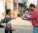  ??  ?? Ciak Luca Guadagnino sul set della serie televisiva che in parte è ambiantata anche a Chioggia