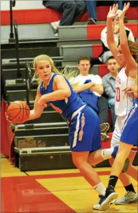  ?? KYLE MENNIG – ONEIDA DAILY DISPATCH ?? Oneida’s Jillian Brodock (14) saves the ball from going out of bounds as Vernon-VeronaSher­rill’s Alexa Kiser (20) defends.