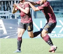  ?? LAPRESSE ?? Gennaro Tutino festeggiat­o da Aya dopo il gol del momentaneo pari