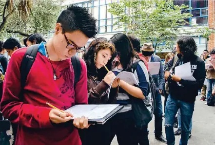  ??  ?? La propuesta de crear 100 universida­des podría tener un efecto de rápida atención a miles de jóvenes que buscan educación, pero queda el problema de la calidad de la oferta educativa.