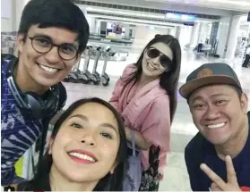  ?? INSTAGRAM FOTO / NATS SITOY ?? I HEART DAVAO. Nats Sitoy takes a selfie with her “I Heart Davao” co-stars Tom Rodriguez (left) and Carla Abellana (second from right).