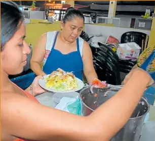  ??  ?? Hay platos desde 1.50 dólares, para que el cliente no se vaya sin degustarlo.