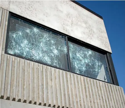  ?? EMILY FORD ?? Damage at the Rongomai Sports Centre in tara includes smashed windows and a vandalised door. ¯ O